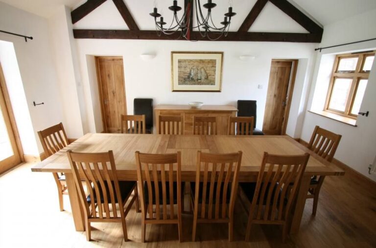 Oak dining tables guide and its advantages